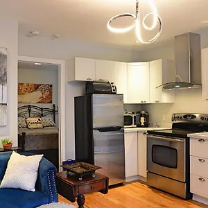 Downtown Executive Retreat With Private Balcony Near Bank Street - Sleep Max 2 Appartement